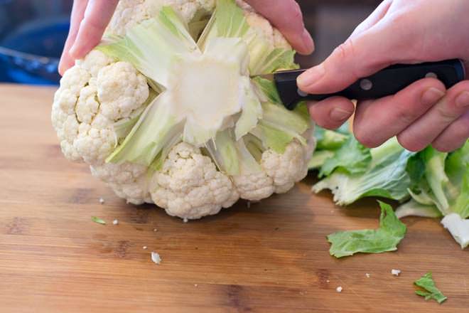 Cut out core from cauliflower.